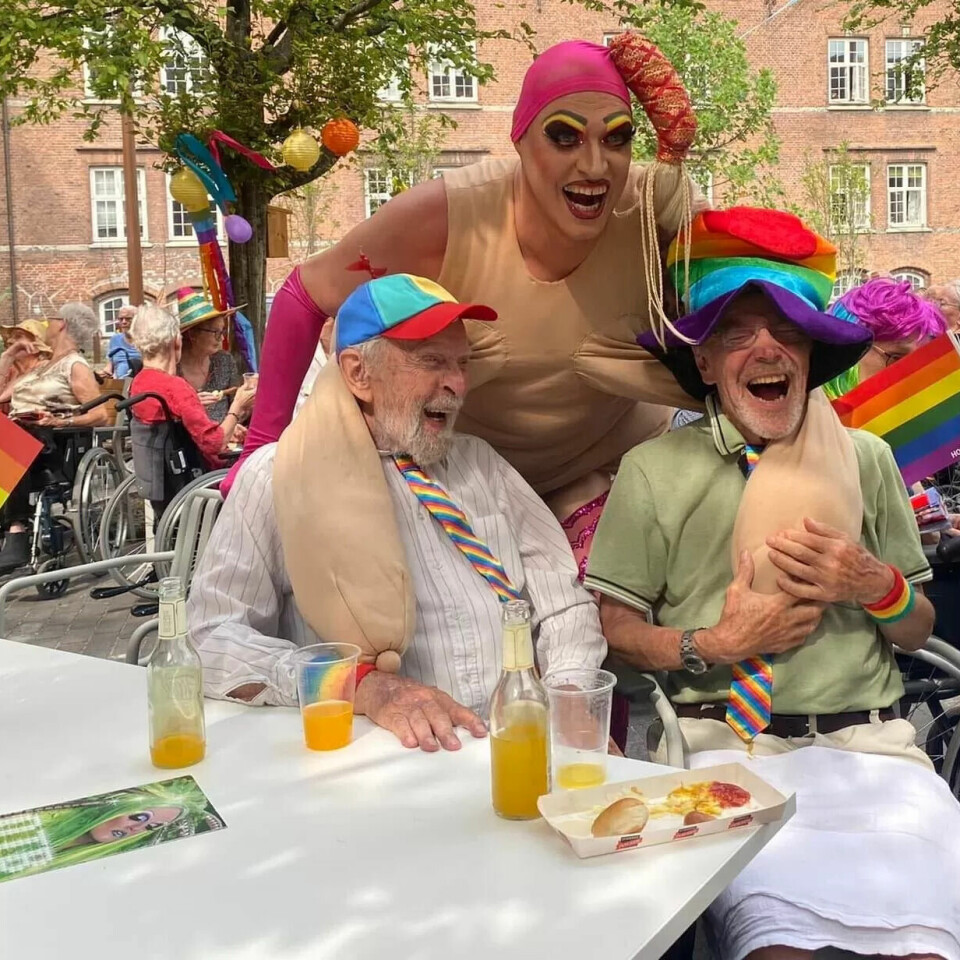 Slottsmoro: På sykehjemmet Slottet i København har skeive fortrinnsrett, og Pride-festen er årets høydepunkt. Da inviteres beboere fra områdets fem andre sykehjem til heldags moro i hagen. Slottsmoro: På sykehjemmet Slottet i København har skeive fortrinnsrett, og Pride-festen er årets høydepunkt. Da inviteres beboere fra områdets fem andre sykehjem til heldags moro i hagen.