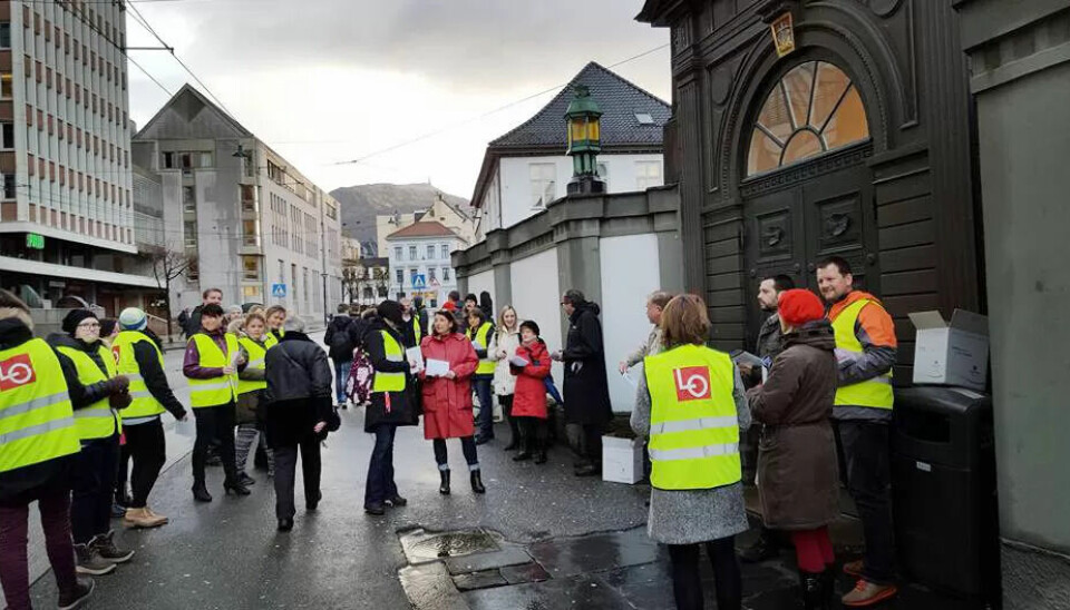 AKSJONERTE: Rundt 40 medlemmer av Fagforbundet og FO aksjonerte i forbindelse med bystyremøtet i Bergen. AKSJONERTE: Rundt 40 medlemmer av Fagforbundet og FO aksjonerte i forbindelse med bystyremøtet i Bergen.