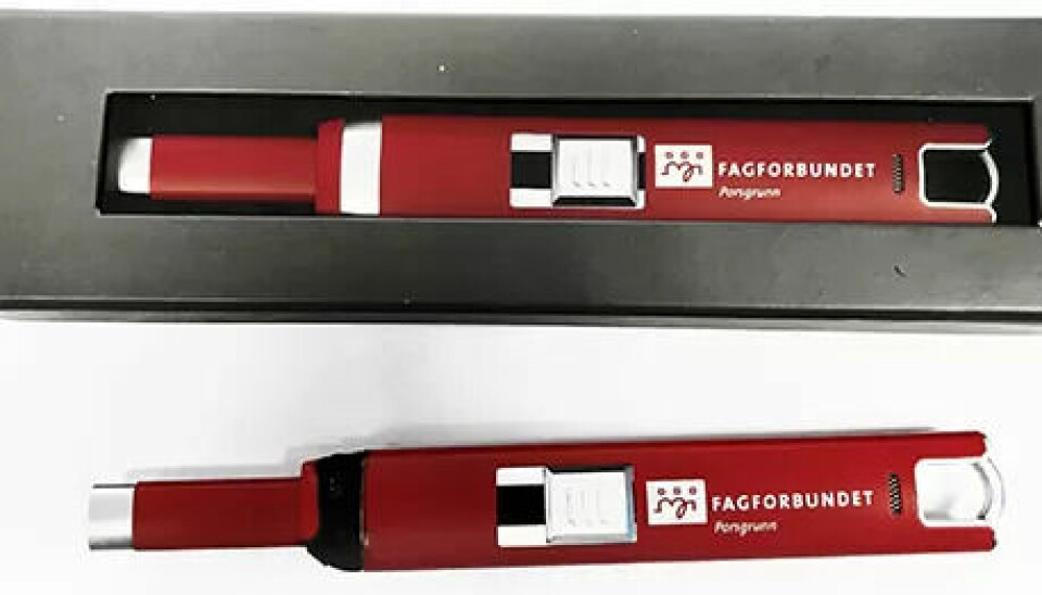 Har du fått en slik lighter fra Fagforbundet, så skal du enten returnere den til importøren Sørlandsreklame AS, eller levere den hos mottaker av elavfall. Ikke bruk den. Har du fått en slik lighter fra Fagforbundet, så skal du enten returnere den til importøren Sørlandsreklame AS, eller levere den hos mottaker av elavfall. Ikke bruk den.