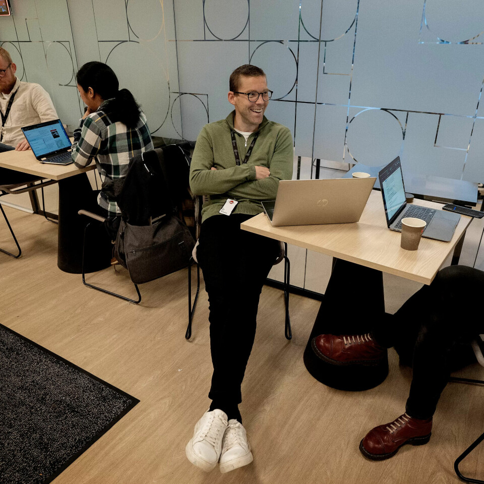 TETT PÅ: Erik Fjellberg (t.v.) og Jesper Steine (i midten) er tett på dei som ser etter ny jobb. Fjellberg jobbar som veiledar og Steine er er ansvarleg for jobbsøk-teamet. TETT PÅ: Erik Fjellberg (t.v.) og Jesper Steine (i midten) er tett på dei som ser etter ny jobb. Fjellberg jobbar som veiledar og Steine er er ansvarleg for jobbsøk-teamet.