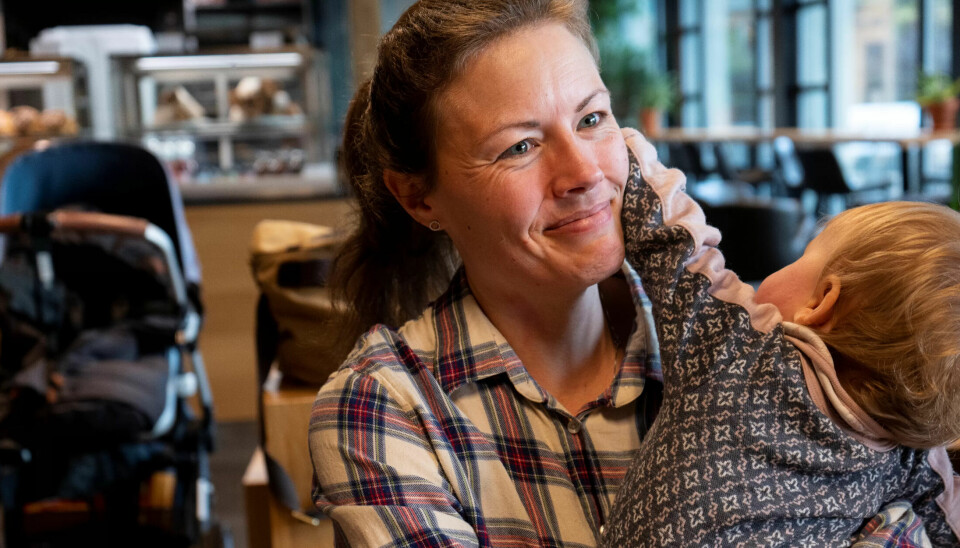 VIL TILBAKE PÅ JOBB: Tobarnsmor Erika Mortensen ber PBL strekke seg langt for å imøtekomme de streikendes krav, så barna hennes kan komme tilbake til barnehagen. VIL TILBAKE PÅ JOBB: Tobarnsmor Erika Mortensen ber PBL strekke seg langt for å imøtekomme de streikendes krav, så barna hennes kan komme tilbake til barnehagen.