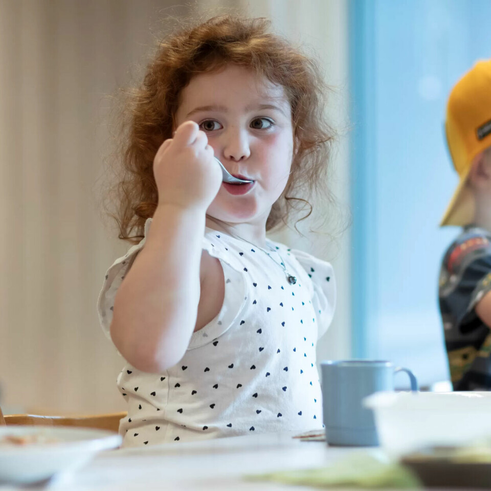GLEDER SEG PÅ MAT: Gunhild Johansen (til venstre) og Ingunn Svensgård åpner bakken med varm mat. Marte Husum i bakgrunnen og Kacper Roza, Alva Linea Myklemyr. Med de to dansende Lydia Emilie Foss Flaathen og Limar i front. GLEDER SEG PÅ MAT: Gunhild Johansen (til venstre) og Ingunn Svensgård åpner bakken med varm mat. Marte Husum i bakgrunnen og Kacper Roza, Alva Linea Myklemyr. Med de to dansende Lydia Emilie Foss Flaathen og Limar i front.