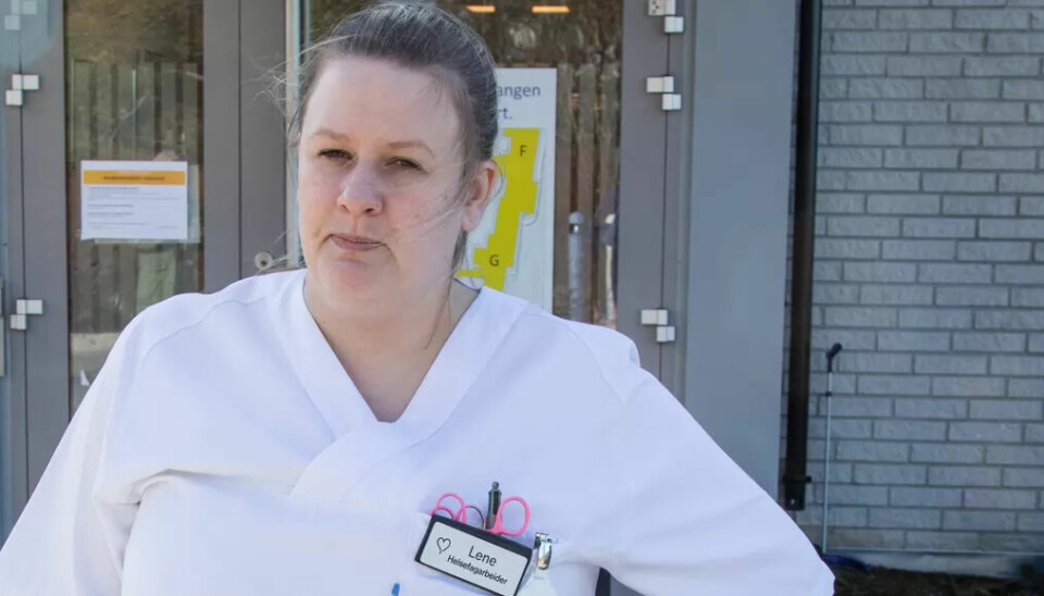 – Vi får hele tida oppdatert informasjon fra ledelsen som trygger oss, sier helsefagarbeider Lene Johansen. – Vi får hele tida oppdatert informasjon fra ledelsen som trygger oss, sier helsefagarbeider Lene Johansen.