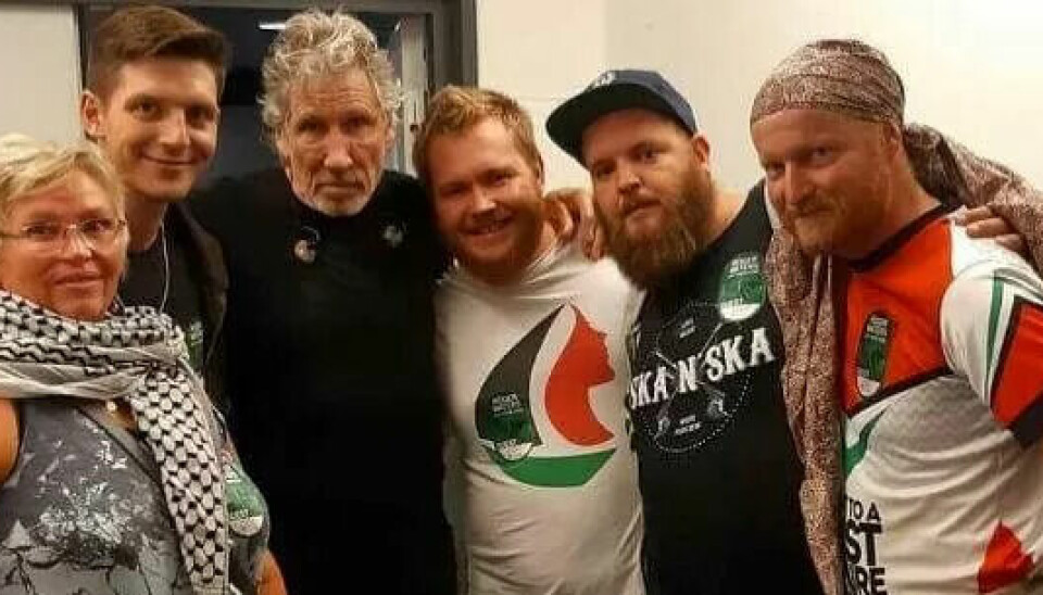 LEGENDE: Flere av mannskapet på Ship to Gaza møtte rocker og Pink Floyd-legende Roger Waters 14. august på Telenor Arena. Han takket mannskapet fra scenen. Herman Reksten er nummer to fra venster og Jørgen Pedersen nr fem fra venstre. LEGENDE: Flere av mannskapet på Ship to Gaza møtte rocker og Pink Floyd-legende Roger Waters 14. august på Telenor Arena. Han takket mannskapet fra scenen. Herman Reksten er nummer to fra venster og Jørgen Pedersen nr fem fra venstre.