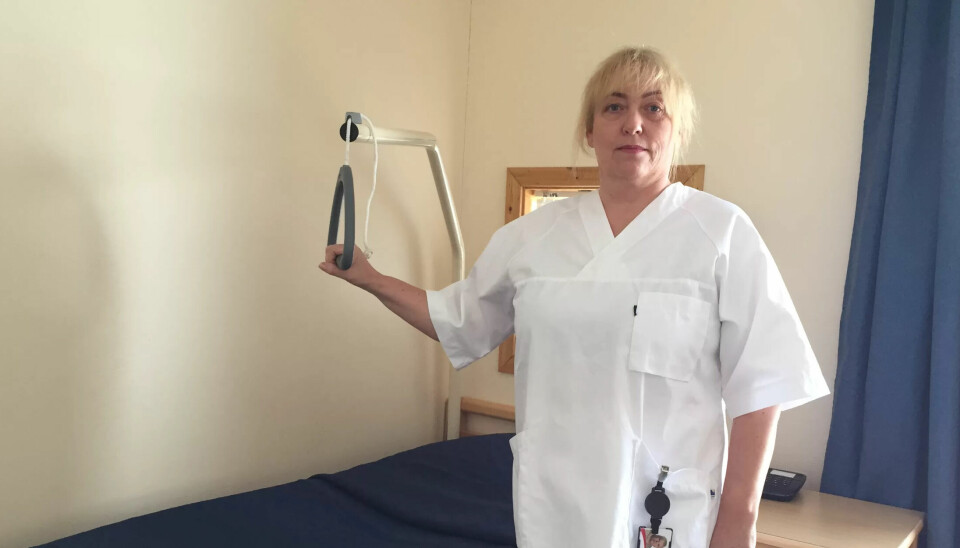 FRA SERVICE TIL MILJØ: Linda Tofte stortrives med nye arbeidsoppgaver i rollen som miljøarbeider ved Valnesfjord helsesportssenter. FRA SERVICE TIL MILJØ: Linda Tofte stortrives med nye arbeidsoppgaver i rollen som miljøarbeider ved Valnesfjord helsesportssenter.