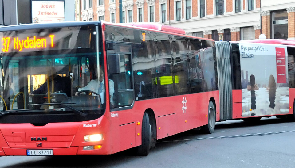TAPTE I RETTEN: En ulykke mellom en sykkel og en 18 meter lang leddbuss medførte skriftlig advarsel til bussjåføren. Oslo tingrett mente saksbehandlingen til Unibuss var uforsvarlig. Dermed strykes både advarselen og gir Unibuss en regning på 242.000 kroner. TAPTE I RETTEN: En ulykke mellom en sykkel og en 18 meter lang leddbuss medførte skriftlig advarsel til bussjåføren. Oslo tingrett mente saksbehandlingen til Unibuss var uforsvarlig. Dermed strykes både advarselen og gir Unibuss en regning på 242.000 kroner.