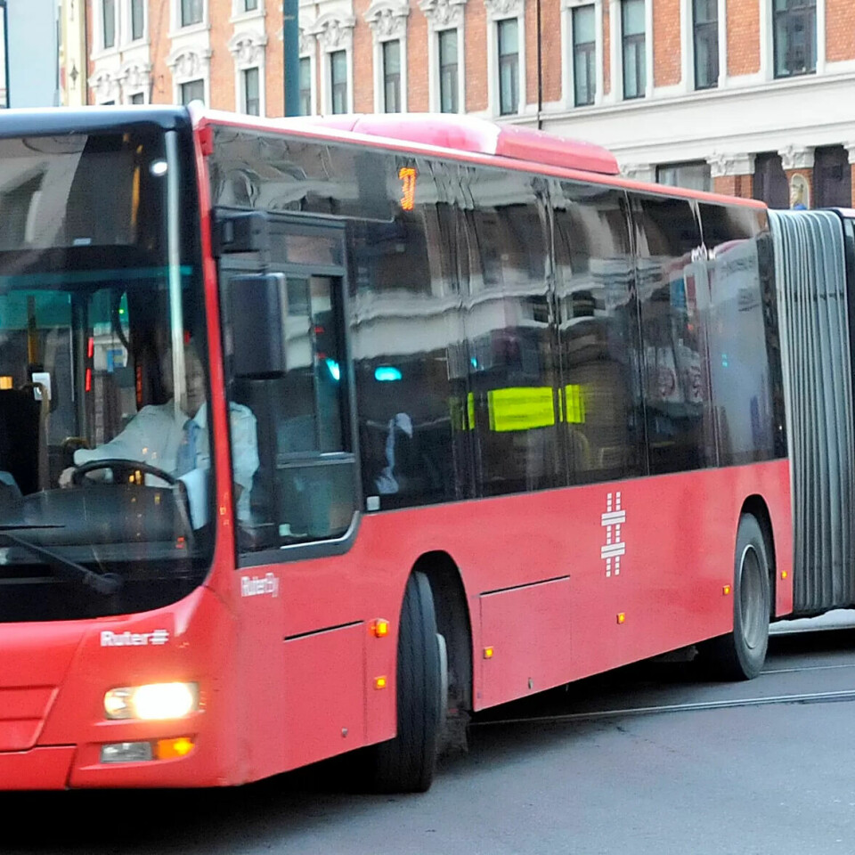 TAPTE I RETTEN: En ulykke mellom en sykkel og en 18 meter lang leddbuss medførte skriftlig advarsel til bussjåføren. Oslo tingrett mente saksbehandlingen til Unibuss var uforsvarlig. Dermed strykes både advarselen og gir Unibuss en regning på 242.000 kroner. TAPTE I RETTEN: En ulykke mellom en sykkel og en 18 meter lang leddbuss medførte skriftlig advarsel til bussjåføren. Oslo tingrett mente saksbehandlingen til Unibuss var uforsvarlig. Dermed strykes både advarselen og gir Unibuss en regning på 242.000 kroner.