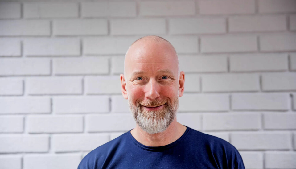 Svein Vik, nasjonal rådgiver i Menn i helse, mener helsesektoren trenger flere rollemodeller. Han tror en av de største utfordringen for mennene som nå skal ut i praksis på sykehjem, er at det er få å snakke bil og fotball med. Svein Vik, nasjonal rådgiver i Menn i helse, mener helsesektoren trenger flere rollemodeller. Han tror en av de største utfordringen for mennene som nå skal ut i praksis på sykehjem, er at det er få å snakke bil og fotball med.