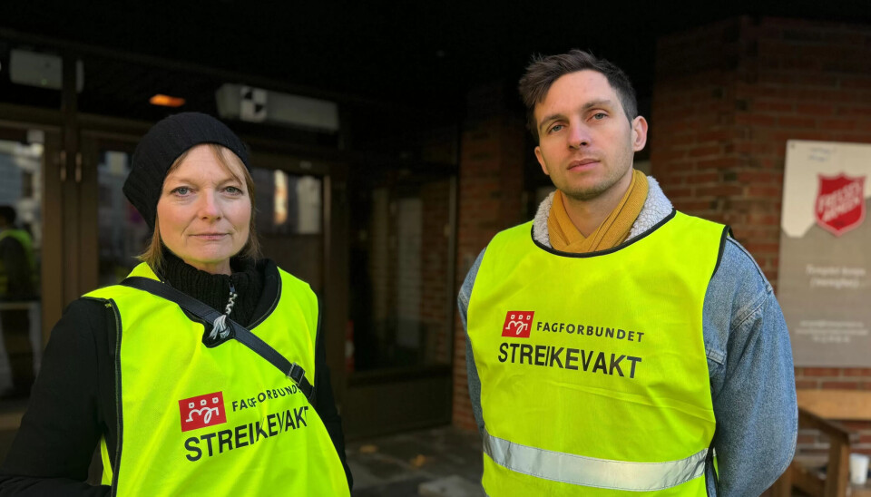 LIK LØNN FOR LIKT ARBEID: Det må vi kjempe for, mener de tillitsvalgte Aslaug Mølstad og Haakon Sand som har stått streikevakt utenfor Frelsesarmeens hovedkontor. Nå trappes streiken opp. LIK LØNN FOR LIKT ARBEID: Det må vi kjempe for, mener de tillitsvalgte Aslaug Mølstad og Haakon Sand som har stått streikevakt utenfor Frelsesarmeens hovedkontor. Nå trappes streiken opp.