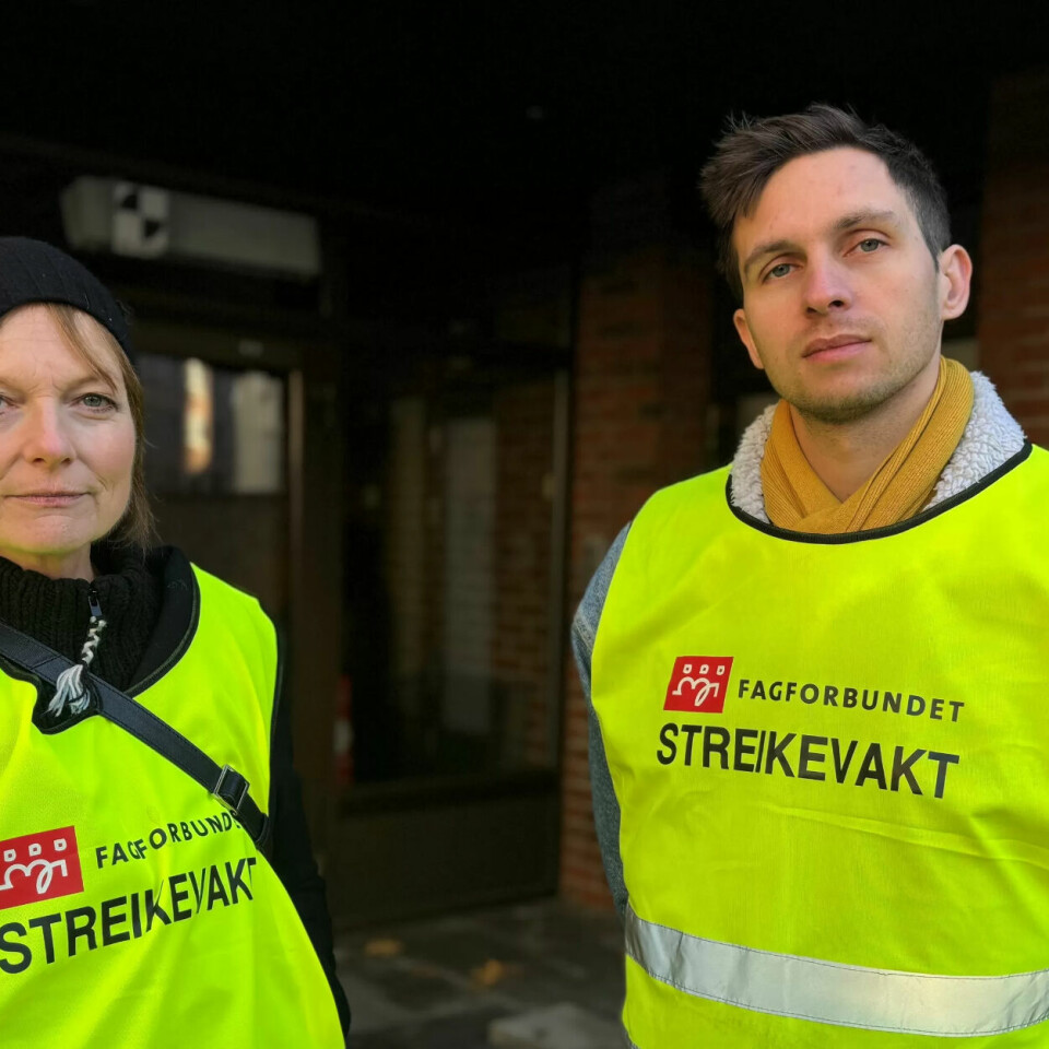 LIK LØNN FOR LIKT ARBEID: Det må vi kjempe for, mener de tillitsvalgte Aslaug Mølstad og Haakon Sand som har stått streikevakt utenfor Frelsesarmeens hovedkontor. Nå trappes streiken opp. LIK LØNN FOR LIKT ARBEID: Det må vi kjempe for, mener de tillitsvalgte Aslaug Mølstad og Haakon Sand som har stått streikevakt utenfor Frelsesarmeens hovedkontor. Nå trappes streiken opp.