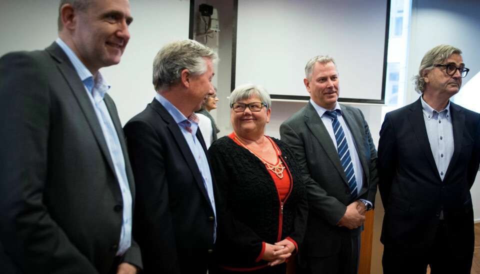 Smilende forhandlere før døra til forhanldingsrommet ble lukket. Fra venstre: Anders Kvam (Akademikerne), Pål N. Arnesen (YS), Tone Rønoldtangen (LO Stat), Statens mann, kst. ekspedisjonssjef Per Kristian Knutsen og Petter Aaslestad (Unio). Smilende forhandlere før døra til forhanldingsrommet ble lukket. Fra venstre: Anders Kvam (Akademikerne), Pål N. Arnesen (YS), Tone Rønoldtangen (LO Stat), Statens mann, kst. ekspedisjonssjef Per Kristian Knutsen og Petter Aaslestad (Unio).