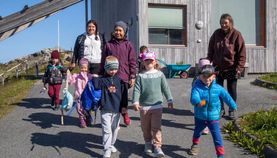 RETNING BIBLIOTEKET: Alle barna i barnehagen på Utsira er klare for ekspedisjon til biblioteket. Jostein (4), Ingrid (5) og Daniel (4) i front leder Sondre (3), Daryna (4), Sofia (2), Maria (4), Nora (4) og de voksne Viktoria Matyashena og Josephine Nesse og Marlin Eriksen i riktig retning. RETNING BIBLIOTEKET: Alle barna i barnehagen på Utsira er klare for ekspedisjon til biblioteket. Jostein (4), Ingrid (5) og Daniel (4) i front leder Sondre (3), Daryna (4), Sofia (2), Maria (4), Nora (4) og de voksne Viktoria Matyashena og Josephine Nesse og Marlin Eriksen i riktig retning.