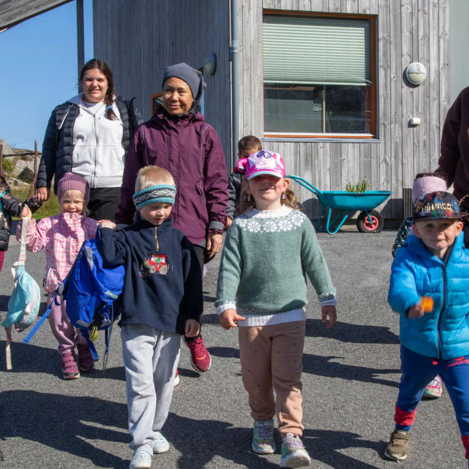 RETNING BIBLIOTEKET: Alle barna i barnehagen på Utsira er klare for ekspedisjon til biblioteket. Jostein (4), Ingrid (5) og Daniel (4) i front leder Sondre (3), Daryna (4), Sofia (2), Maria (4), Nora (4) og de voksne Viktoria Matyashena og Josephine Nesse og Marlin Eriksen i riktig retning. RETNING BIBLIOTEKET: Alle barna i barnehagen på Utsira er klare for ekspedisjon til biblioteket. Jostein (4), Ingrid (5) og Daniel (4) i front leder Sondre (3), Daryna (4), Sofia (2), Maria (4), Nora (4) og de voksne Viktoria Matyashena og Josephine Nesse og Marlin Eriksen i riktig retning.