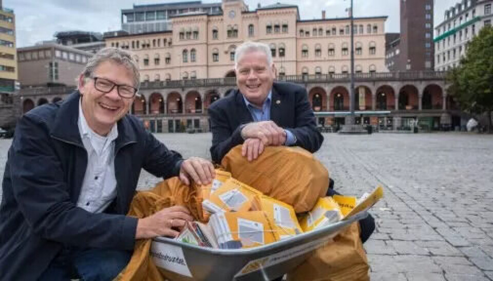 Generalsekretær Harald Olimb Norman og forbundsleder Jan Davidsen med noen av de 32.000 underskriftene for «slippen» som Pensjonistforbundet har samlet inn. Generalsekretær Harald Olimb Norman og forbundsleder Jan Davidsen med noen av de 32.000 underskriftene for «slippen» som Pensjonistforbundet har samlet inn.