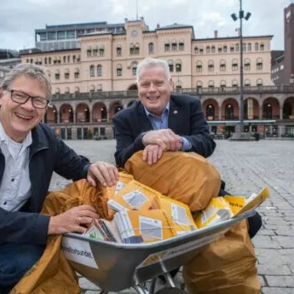 Generalsekretær Harald Olimb Norman og forbundsleder Jan Davidsen med noen av de 32.000 underskriftene for «slippen» som Pensjonistforbundet har samlet inn. Generalsekretær Harald Olimb Norman og forbundsleder Jan Davidsen med noen av de 32.000 underskriftene for «slippen» som Pensjonistforbundet har samlet inn.