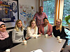SIKRET PENSJON OG BOLIGLÅN: Batool Alshorfei (f.v.), Ida Helene Jessesen, Therese Hansen, Victoria Johanne Torgersen og Kine A Bjerknes har alle fått fast heltidsstilling i Sarpsborg kommune etter endt lærlingtid. Fornøyd ordfører Sindre Martinsen-Evje i bakgrunn.
