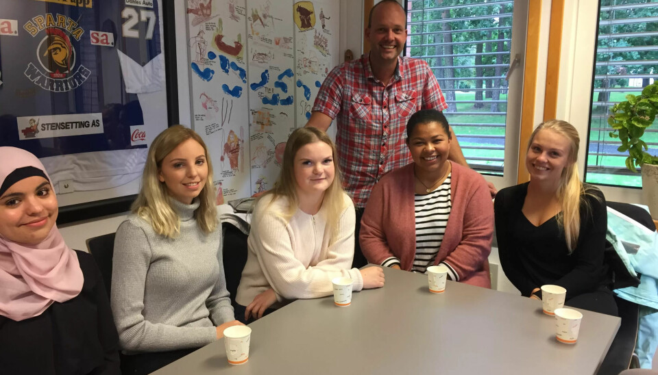 SIKRET PENSJON OG BOLIGLÅN: Batool Alshorfei (f.v.), Ida Helene Jessesen, Therese Hansen, Victoria Johanne Torgersen og Kine A Bjerknes har alle fått fast heltidsstilling i Sarpsborg kommune etter endt lærlingtid. Fornøyd ordfører Sindre Martinsen-Evje i bakgrunn. SIKRET PENSJON OG BOLIGLÅN: Batool Alshorfei (f.v.), Ida Helene Jessesen, Therese Hansen, Victoria Johanne Torgersen og Kine A Bjerknes har alle fått fast heltidsstilling i Sarpsborg kommune etter endt lærlingtid. Fornøyd ordfører Sindre Martinsen-Evje i bakgrunn.