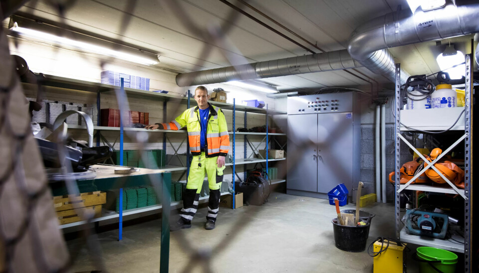 PÅ SIDELINJA: Først ble fagarbeider Martin Svarstad satt til å rydde dette ryddige lageret, så til veiskilting. Da ga han opp. PÅ SIDELINJA: Først ble fagarbeider Martin Svarstad satt til å rydde dette ryddige lageret, så til veiskilting. Da ga han opp.