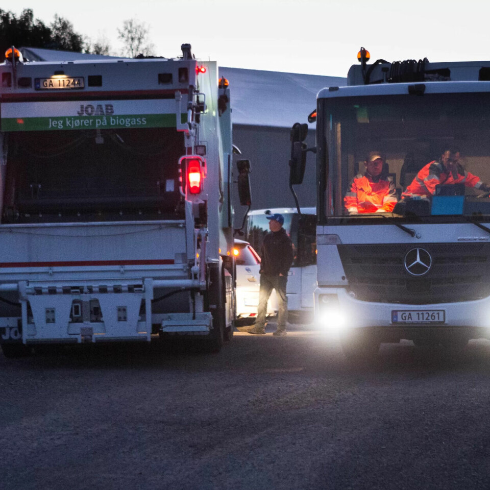 KALD START: 3. oktober 2016 hutrer 140 renovatører på Veirenos parkeringsplass i Groruddalen. De fleste er nye. Mange har knapt vært i Oslo før. Beinharde maratondager venter. KALD START: 3. oktober 2016 hutrer 140 renovatører på Veirenos parkeringsplass i Groruddalen. De fleste er nye. Mange har knapt vært i Oslo før. Beinharde maratondager venter.