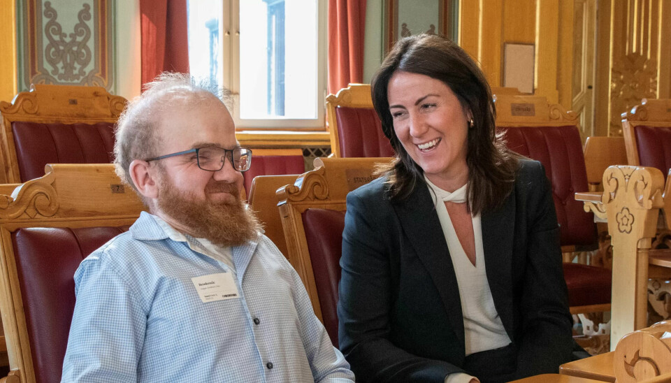 PÅ STORTINGET: Unge uføre Odin Hagen Gleditsch (28) ble invitert til Stortinget og et møte med Tonje Brenna i lagting-salen: –Offentlig sektor er dårligere til å inkludere enn privat sektor, sier statsråden. PÅ STORTINGET: Unge uføre Odin Hagen Gleditsch (28) ble invitert til Stortinget og et møte med Tonje Brenna i lagting-salen: –Offentlig sektor er dårligere til å inkludere enn privat sektor, sier statsråden.
