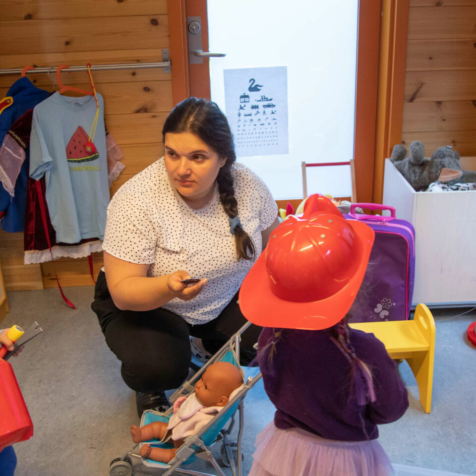 ELSKER UTSIRA: Viktoria Matyashena kom som flyktning fra den ukrainske havnebyen Mariupol med en halv million innbyggere til Norges minste kommune med 208 innbyggere. Her kan hun puste fritt i ren natur. I barnehagen jobber hun som morsmålsassistent i godt selskap sammen med brannmann Sam i ulike versjoner. ELSKER UTSIRA: Viktoria Matyashena kom som flyktning fra den ukrainske havnebyen Mariupol med en halv million innbyggere til Norges minste kommune med 208 innbyggere. Her kan hun puste fritt i ren natur. I barnehagen jobber hun som morsmålsassistent i godt selskap sammen med brannmann Sam i ulike versjoner.