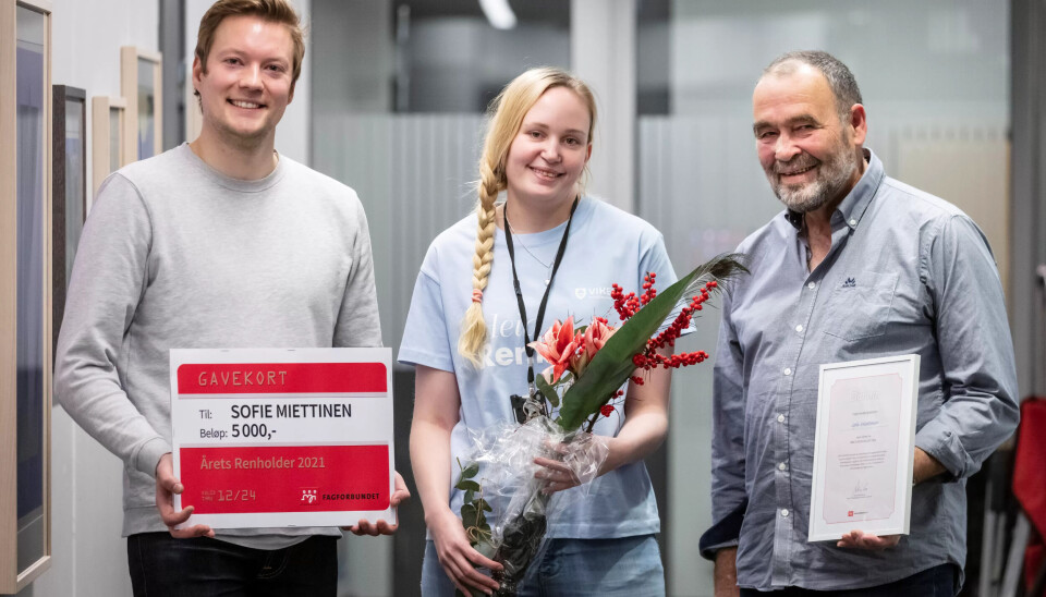 FIKK PRIS: Sofie Miettinen med rådgiver Olav Strømmen og leder for Yrkesseksjon samferdsel og teknisk, Stein Guldbrandsen. FIKK PRIS: Sofie Miettinen med rådgiver Olav Strømmen og leder for Yrkesseksjon samferdsel og teknisk, Stein Guldbrandsen.