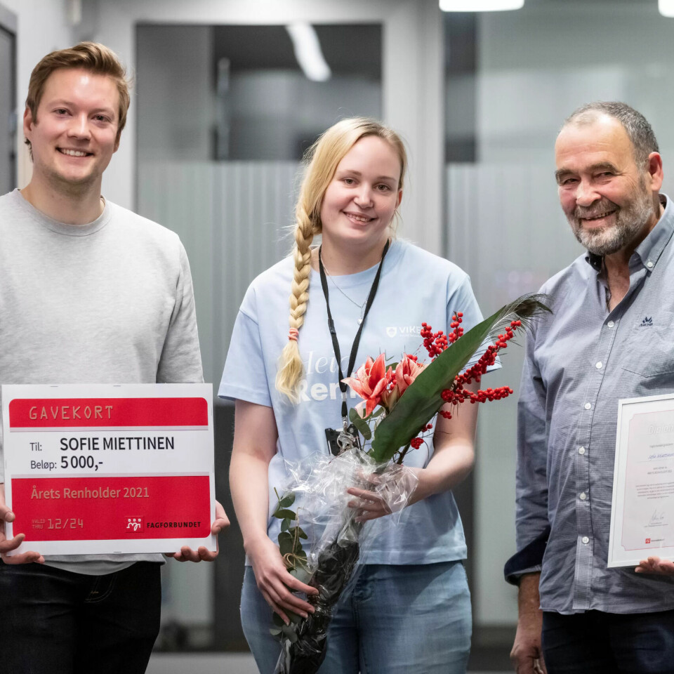 FIKK PRIS: Sofie Miettinen med rådgiver Olav Strømmen og leder for Yrkesseksjon samferdsel og teknisk, Stein Guldbrandsen. FIKK PRIS: Sofie Miettinen med rådgiver Olav Strømmen og leder for Yrkesseksjon samferdsel og teknisk, Stein Guldbrandsen.