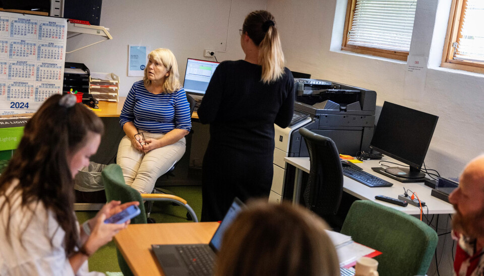 SISTE SAMLING I KJELLER'N: I kjelleren avholdes både lunsj, personalmøter og andre samlinger. Den siste dagen går personalmøtet uten Berit. Hun har en brukerrapport å fullføre, og en del besøk å ta seg av. SISTE SAMLING I KJELLER'N: I kjelleren avholdes både lunsj, personalmøter og andre samlinger. Den siste dagen går personalmøtet uten Berit. Hun har en brukerrapport å fullføre, og en del besøk å ta seg av.