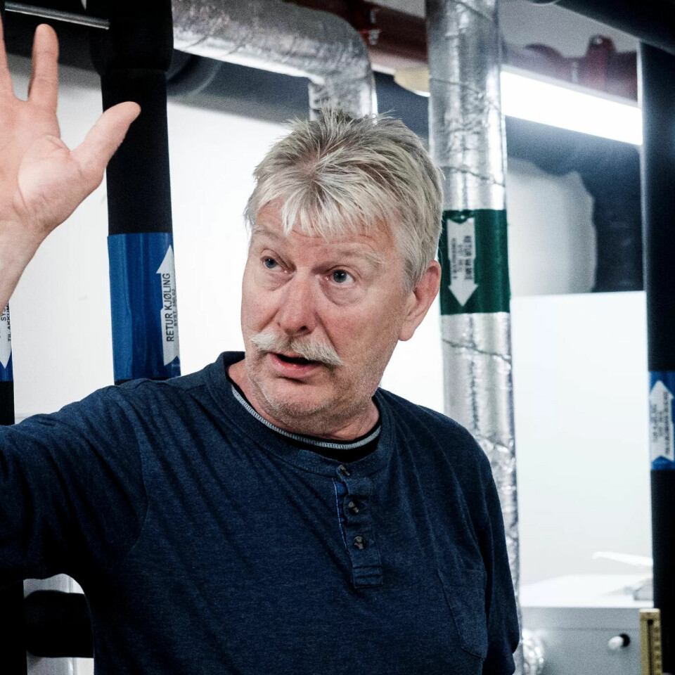 EFFEKTIVT: – De private aktørene vil gjerne at alt skal bli så effektivt som mulig, men det virker som om de glemmer at tjenester også må ha kvalitet, sier driftsoperatør Edvin Rossland (65). Bak han står kollega Stig Andersen (61) som kon- trollerer sprinkelanlegget. De vil at byggene de jobber på skal fortsette å være i kommunal regi. EFFEKTIVT: – De private aktørene vil gjerne at alt skal bli så effektivt som mulig, men det virker som om de glemmer at tjenester også må ha kvalitet, sier driftsoperatør Edvin Rossland (65). Bak han står kollega Stig Andersen (61) som kon- trollerer sprinkelanlegget. De vil at byggene de jobber på skal fortsette å være i kommunal regi.
