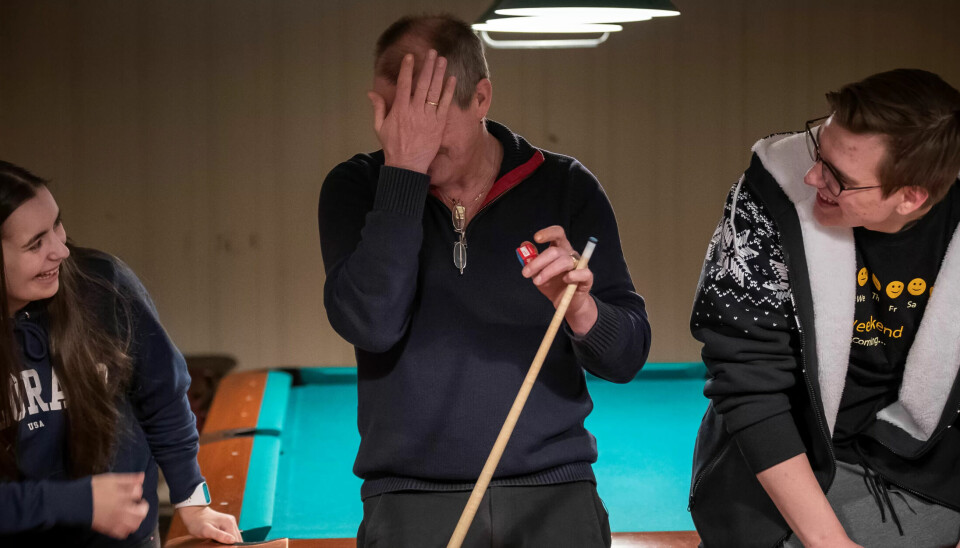 DEN GANG DA: Miljøarbeider Morten Wilhelmsen skaper latter og gjøres narr av når han prøver å fortelle Ida Johansen og Patrik Olsen hvordan ting skal gjøres uten å få det til selv. DEN GANG DA: Miljøarbeider Morten Wilhelmsen skaper latter og gjøres narr av når han prøver å fortelle Ida Johansen og Patrik Olsen hvordan ting skal gjøres uten å få det til selv.