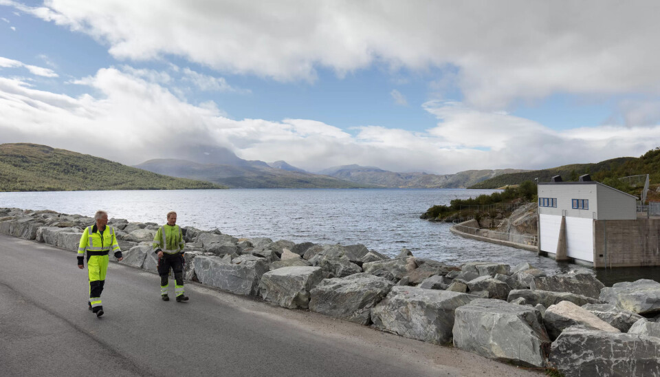 SVELGET UNNA: Strandavatnet rommer 554 millioner kubikkmeter vann. Det var det god bruk for da 'Hans' buldret i vei. Vedlikeholdsarbeiderne Torbjørn Haugo og Jan Egil Grue inspiserer. Til høyre i bildet ses overløpet der det bare er centimetere igjen. SVELGET UNNA: Strandavatnet rommer 554 millioner kubikkmeter vann. Det var det god bruk for da 'Hans' buldret i vei. Vedlikeholdsarbeiderne Torbjørn Haugo og Jan Egil Grue inspiserer. Til høyre i bildet ses overløpet der det bare er centimetere igjen.