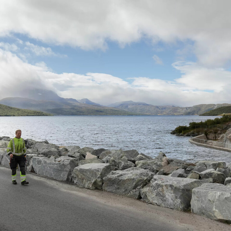 SVELGET UNNA: Strandavatnet rommer 554 millioner kubikkmeter vann. Det var det god bruk for da 'Hans' buldret i vei. Vedlikeholdsarbeiderne Torbjørn Haugo og Jan Egil Grue inspiserer. Til høyre i bildet ses overløpet der det bare er centimetere igjen. SVELGET UNNA: Strandavatnet rommer 554 millioner kubikkmeter vann. Det var det god bruk for da 'Hans' buldret i vei. Vedlikeholdsarbeiderne Torbjørn Haugo og Jan Egil Grue inspiserer. Til høyre i bildet ses overløpet der det bare er centimetere igjen.