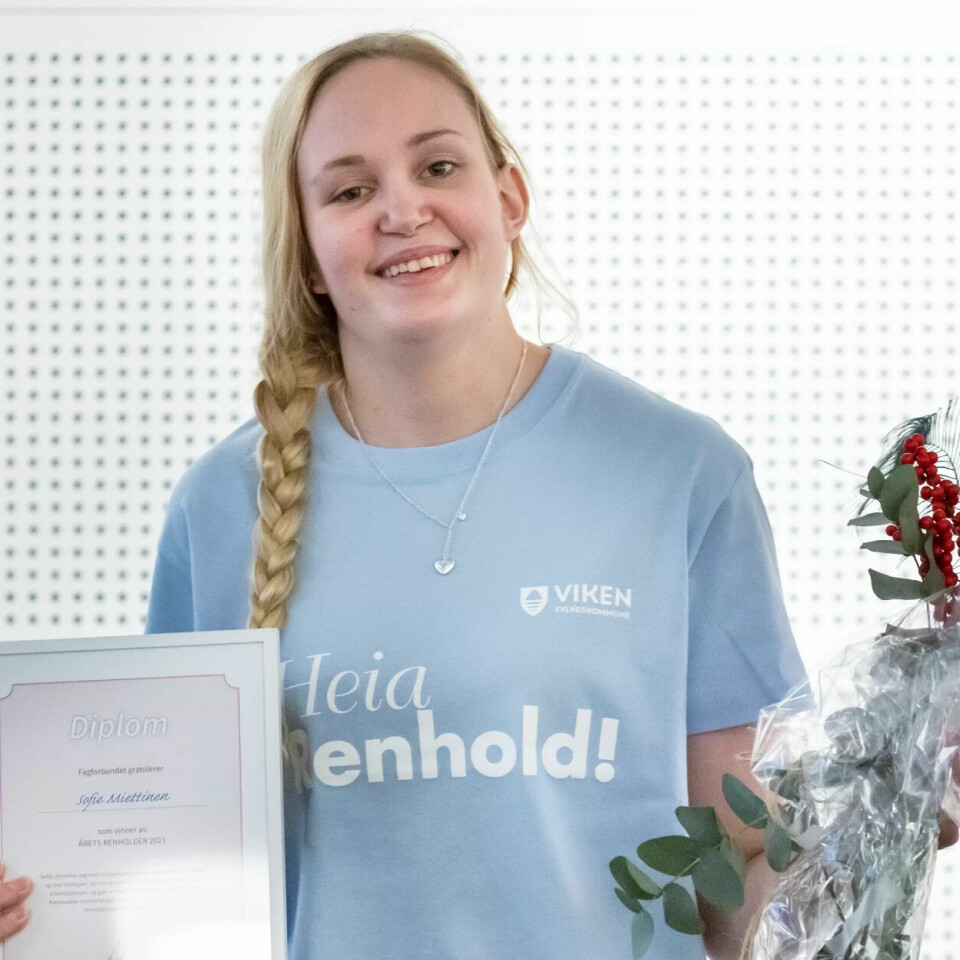 OVERRASKET: Det store renholdearrangementet på Lillestrøm ble avlyst. I stedet fikk Sofie Miettinen beskjed om å møte på Galleri Oslo. Der ventet FAgforbundets ledelse med prisen 'Årets renholder 2021'. OVERRASKET: Det store renholdearrangementet på Lillestrøm ble avlyst. I stedet fikk Sofie Miettinen beskjed om å møte på Galleri Oslo. Der ventet FAgforbundets ledelse med prisen 'Årets renholder 2021'.