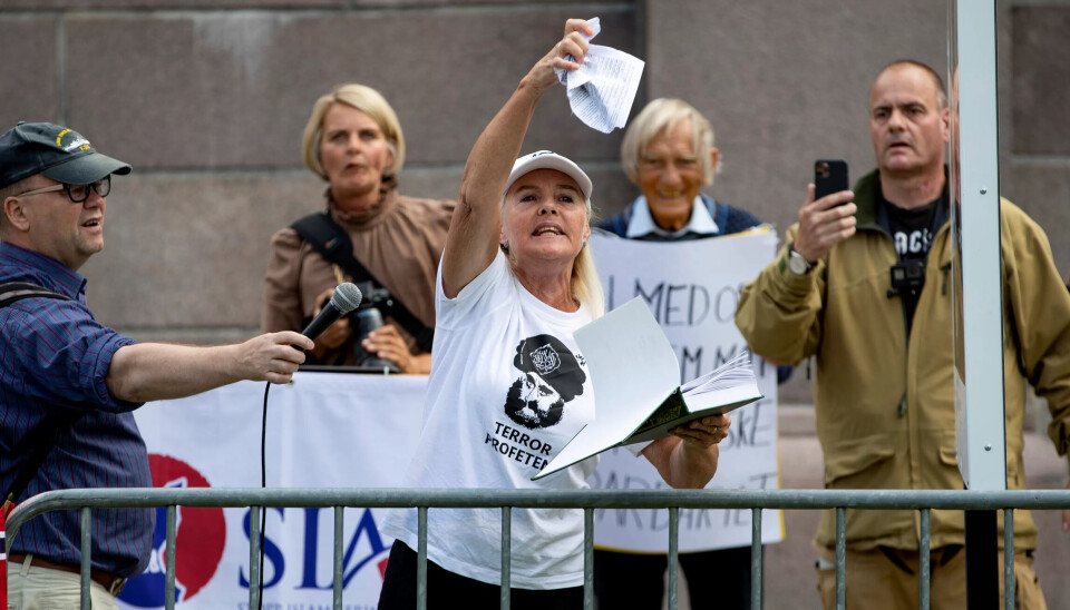 PROVOKASJON: SIAN-aktivist Fanny Bråten rev ut sider fra Koranen da SIAN hadde markering foran Stortinget i august i fjor. SIAN har de siste årene fått en tydeligere høyreekstrem profil, mener forsker Anders Ravik Jupskås. PROVOKASJON: SIAN-aktivist Fanny Bråten rev ut sider fra Koranen da SIAN hadde markering foran Stortinget i august i fjor. SIAN har de siste årene fått en tydeligere høyreekstrem profil, mener forsker Anders Ravik Jupskås.