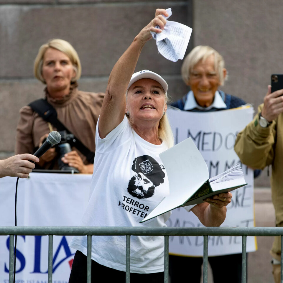 PROVOKASJON: SIAN-aktivist Fanny Bråten rev ut sider fra Koranen da SIAN hadde markering foran Stortinget i august i fjor. SIAN har de siste årene fått en tydeligere høyreekstrem profil, mener forsker Anders Ravik Jupskås. PROVOKASJON: SIAN-aktivist Fanny Bråten rev ut sider fra Koranen da SIAN hadde markering foran Stortinget i august i fjor. SIAN har de siste årene fått en tydeligere høyreekstrem profil, mener forsker Anders Ravik Jupskås.