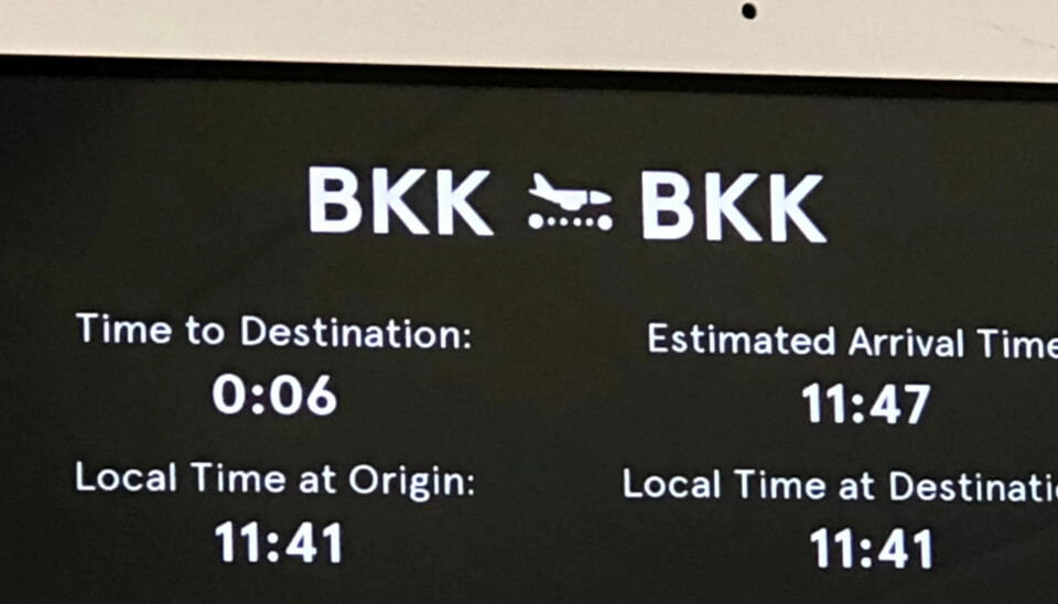 AVREISE OG ANKOMST: Ikke lenge etter avreise fra Bangkok - BKK - måtte flyet gjøre vendereis og lande samme sted. Deretter fulgte noen slitsomme døgn på flyplassen. AVREISE OG ANKOMST: Ikke lenge etter avreise fra Bangkok - BKK - måtte flyet gjøre vendereis og lande samme sted. Deretter fulgte noen slitsomme døgn på flyplassen.
