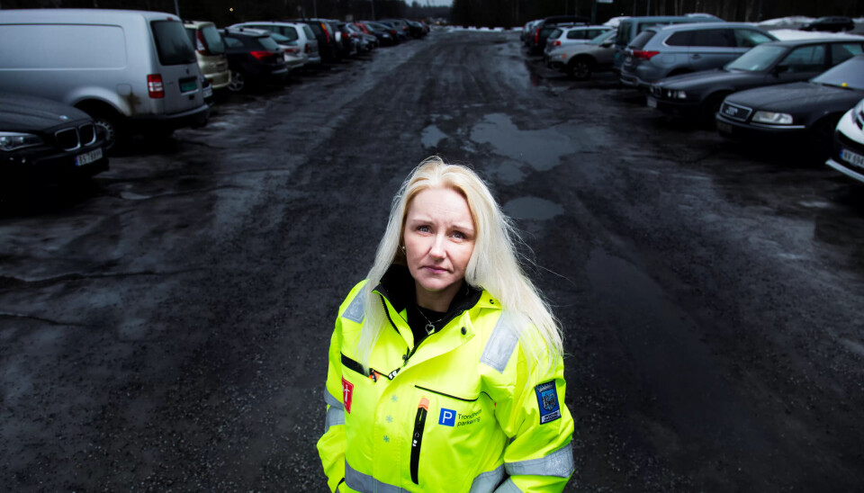 OVERFALT: Trafikkbetjent Rita Aune Nilsen og hennes kolleger er ikke lenger vernet som ofentlige tjenestemenn, men justisdepartementet nekter å innrømme feil. OVERFALT: Trafikkbetjent Rita Aune Nilsen og hennes kolleger er ikke lenger vernet som ofentlige tjenestemenn, men justisdepartementet nekter å innrømme feil.