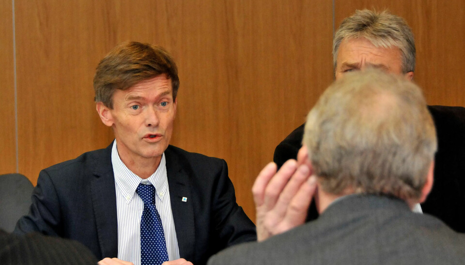 Leder i Transportarbeiderforbundet Roger Hansen (med ryggen til) prøvde forgjeves å høre om det kom lovnader fra administrerende direktør Jon H. Stordrange om mere penger i bussoppgjøret, men arbeidsgiverne stod fast på rammen i frontfagsoppgjøret. Leder i Transportarbeiderforbundet Roger Hansen (med ryggen til) prøvde forgjeves å høre om det kom lovnader fra administrerende direktør Jon H. Stordrange om mere penger i bussoppgjøret, men arbeidsgiverne stod fast på rammen i frontfagsoppgjøret.