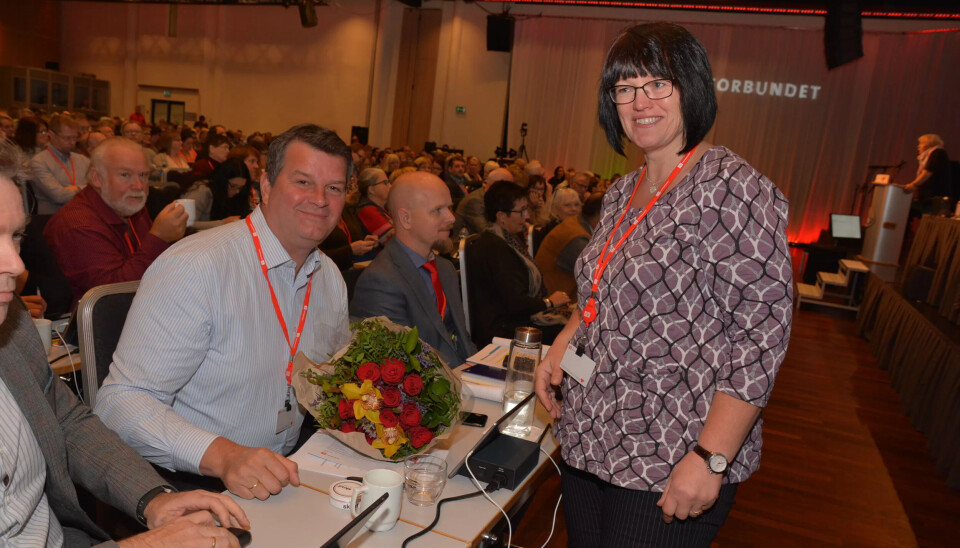 LO-leder Hans-Christian Gabrielsen måtte svare på hvorfor han skal sitte i sentralstyre til Arbeiderpartiet. Else Randi Kolby stilte spørsmålet. LO-leder Hans-Christian Gabrielsen måtte svare på hvorfor han skal sitte i sentralstyre til Arbeiderpartiet. Else Randi Kolby stilte spørsmålet.