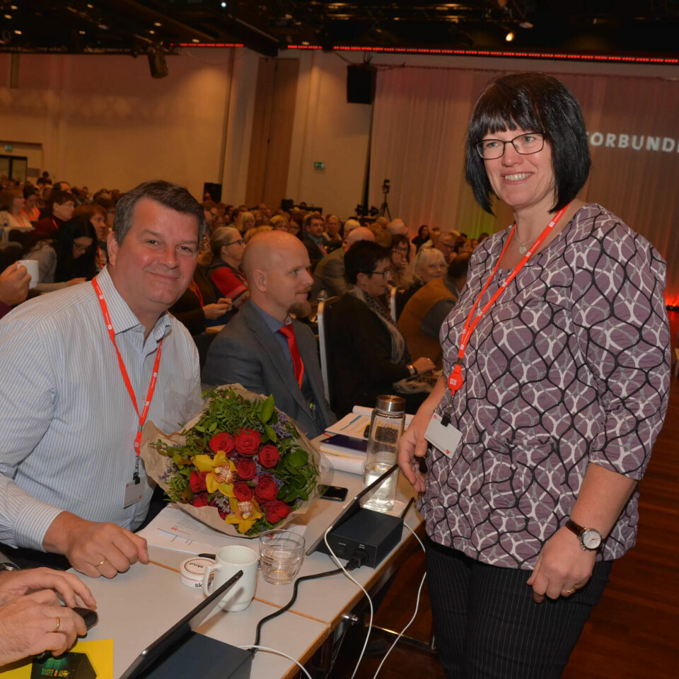 LO-leder Hans-Christian Gabrielsen måtte svare på hvorfor han skal sitte i sentralstyre til Arbeiderpartiet. Else Randi Kolby stilte spørsmålet. LO-leder Hans-Christian Gabrielsen måtte svare på hvorfor han skal sitte i sentralstyre til Arbeiderpartiet. Else Randi Kolby stilte spørsmålet.