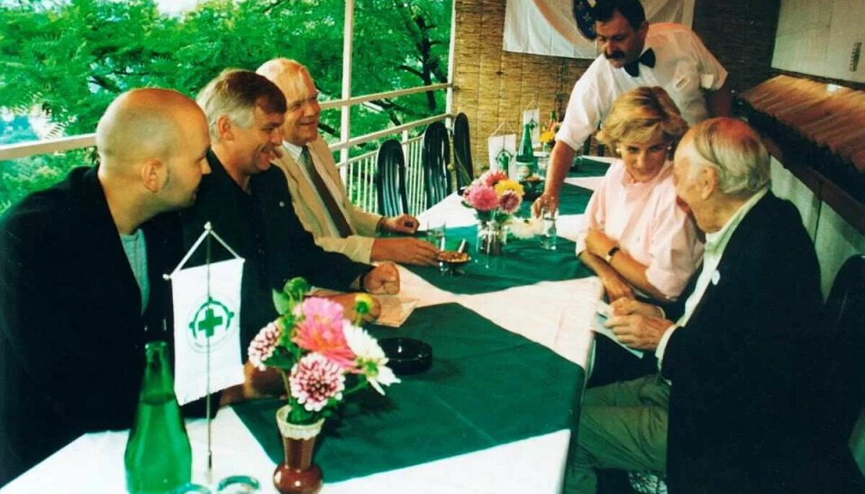 ENGASJERT PRINSESSE: Prinsesse Diana besøkte mineryddere og mineofre i Bosnia i 1997, bare uker før hun omkom. Her sitter hun sammen med representanter fra Norsk Folkehjelp. Per Nergaard sitter helt til venstre. ENGASJERT PRINSESSE: Prinsesse Diana besøkte mineryddere og mineofre i Bosnia i 1997, bare uker før hun omkom. Her sitter hun sammen med representanter fra Norsk Folkehjelp. Per Nergaard sitter helt til venstre.