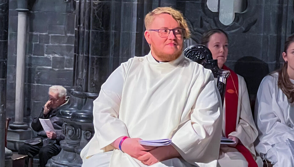Alex Ramstad Døsvik er Norges første vigslede ikke-binære prest. Alex Ramstad Døsvik er Norges første vigslede ikke-binære prest.