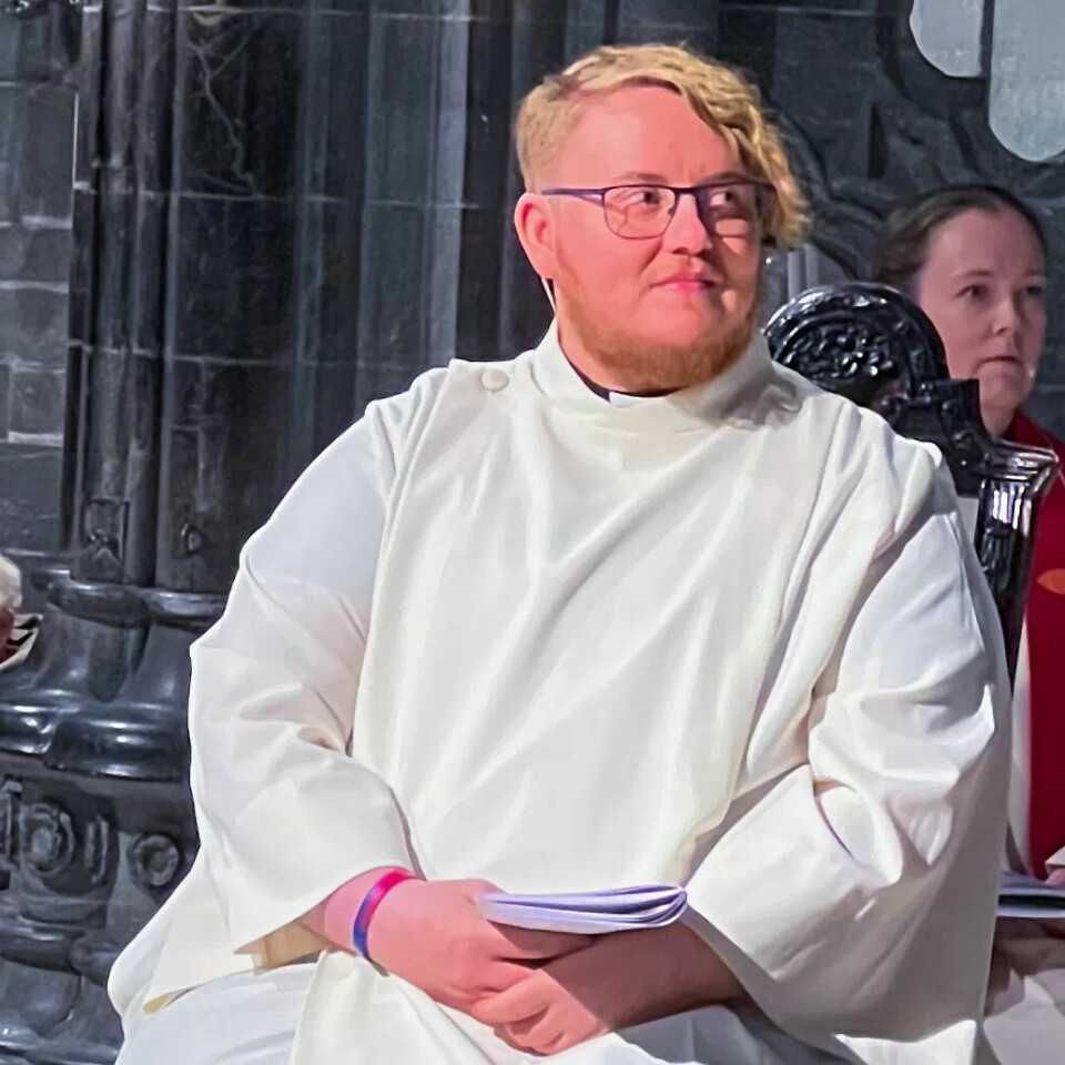 Alex Ramstad Døsvik er Norges første vigslede ikke-binære prest. Alex Ramstad Døsvik er Norges første vigslede ikke-binære prest.