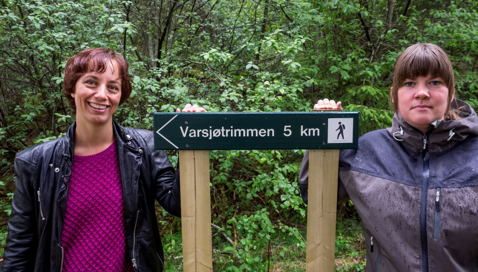 FOREBYGGERE: Kommuneoverlege Bettina C. Fossberg (t.v) og folkehelsekoordinator Ida Kristin Myhren ved en av Fet kommunes nye trimløyper. FOREBYGGERE: Kommuneoverlege Bettina C. Fossberg (t.v) og folkehelsekoordinator Ida Kristin Myhren ved en av Fet kommunes nye trimløyper.