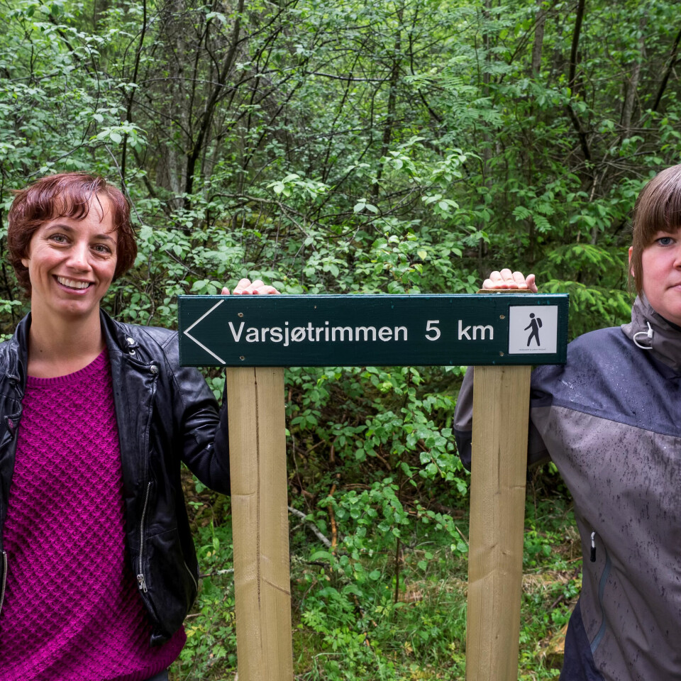FOREBYGGERE: Kommuneoverlege Bettina C. Fossberg (t.v) og folkehelsekoordinator Ida Kristin Myhren ved en av Fet kommunes nye trimløyper. FOREBYGGERE: Kommuneoverlege Bettina C. Fossberg (t.v) og folkehelsekoordinator Ida Kristin Myhren ved en av Fet kommunes nye trimløyper.