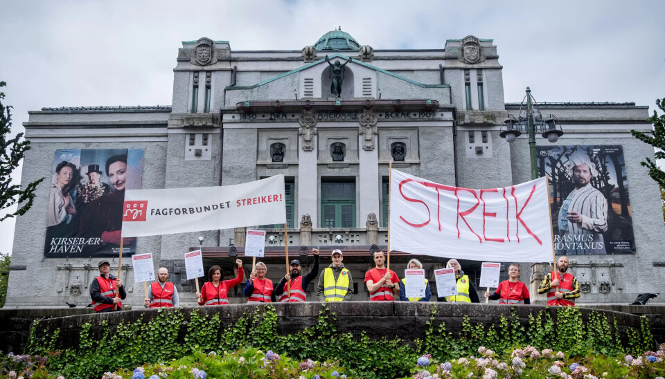 De streikende utenfor Den Nationale Scene i Bergen var fredag ettermiddag (fra venstre): Arne Kambestad (Fagforbundet), Erlend Wiig Hauge (Fagforbundet), Ingunn R. Jacobsen (Fagforbundet), Nina Seim (Fagforbundet), Rune Kjelby (Fagforbundet), Sebastian Kaurel (NTL), Christian Eskildsen (Fagforbundet), Lena Andersen (NTL), Mette Eriksen (NTL), Anne Bergendahl (Fagforbundet) og Kristian Strømme (Fagforbundet) De streikende utenfor Den Nationale Scene i Bergen var fredag ettermiddag (fra venstre): Arne Kambestad (Fagforbundet), Erlend Wiig Hauge (Fagforbundet), Ingunn R. Jacobsen (Fagforbundet), Nina Seim (Fagforbundet), Rune Kjelby (Fagforbundet), Sebastian Kaurel (NTL), Christian Eskildsen (Fagforbundet), Lena Andersen (NTL), Mette Eriksen (NTL), Anne Bergendahl (Fagforbundet) og Kristian Strømme (Fagforbundet)