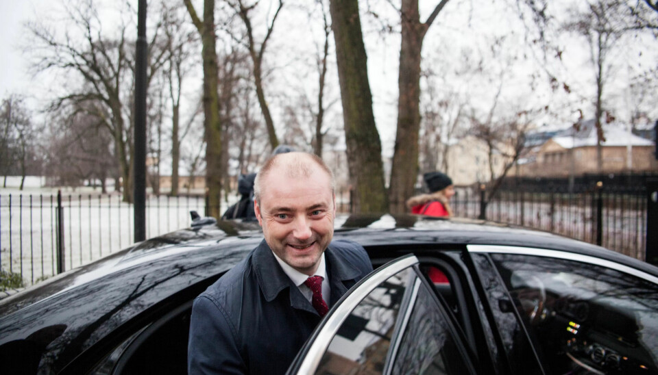 I desember ble Robert Eriksson fjernet som arbeidsminister. Nå har han stiftet rådgivingsfirma, og dermed sikret seg tre måneder ekstra etterlønn fra staten. I desember ble Robert Eriksson fjernet som arbeidsminister. Nå har han stiftet rådgivingsfirma, og dermed sikret seg tre måneder ekstra etterlønn fra staten.
