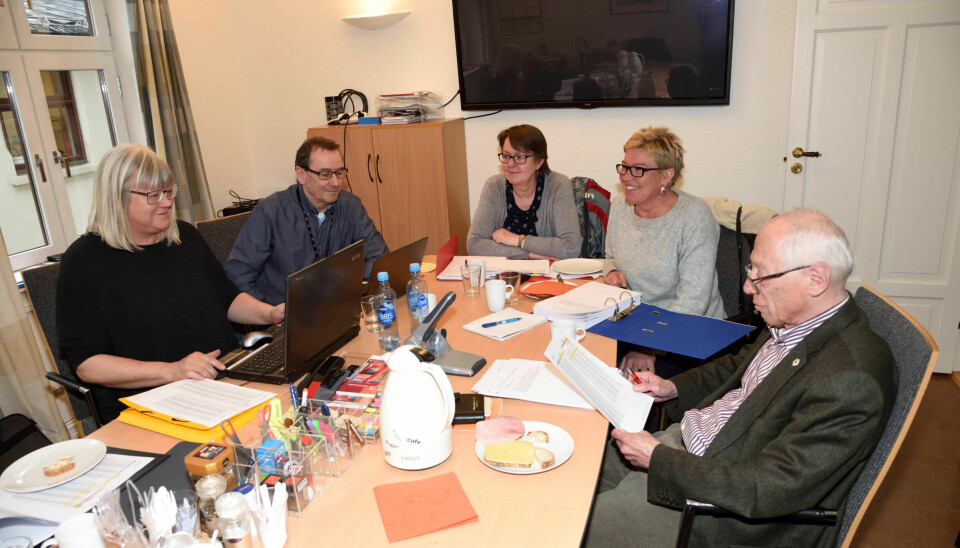 FORHANDLINGSLØSNING: Nesten to timer på overtid ble partene i Oslo enige om et anbefalt resultat. Fra v: Anne Kathrine Ellila (Fagforbundet), Tore Kristiansen (FO), Anne Green Nilsen (Fagforbundet), Janne Hegna (MFO) og Ulrich Vollmerhaous (SL). FORHANDLINGSLØSNING: Nesten to timer på overtid ble partene i Oslo enige om et anbefalt resultat. Fra v: Anne Kathrine Ellila (Fagforbundet), Tore Kristiansen (FO), Anne Green Nilsen (Fagforbundet), Janne Hegna (MFO) og Ulrich Vollmerhaous (SL).