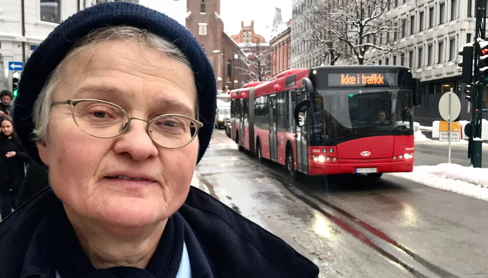 FRYNSEGODER: Bussjåfør og leder i bussklubben i Oslo Sporveiers Arbeiderforening, Marit Sauge, håper skattleggingen av ansattes fribilletter og andre frynsegoder får velgerne til å innse at dagens regjering lar vanlige folk svi, mens rike får skattelettelser. FRYNSEGODER: Bussjåfør og leder i bussklubben i Oslo Sporveiers Arbeiderforening, Marit Sauge, håper skattleggingen av ansattes fribilletter og andre frynsegoder får velgerne til å innse at dagens regjering lar vanlige folk svi, mens rike får skattelettelser.
