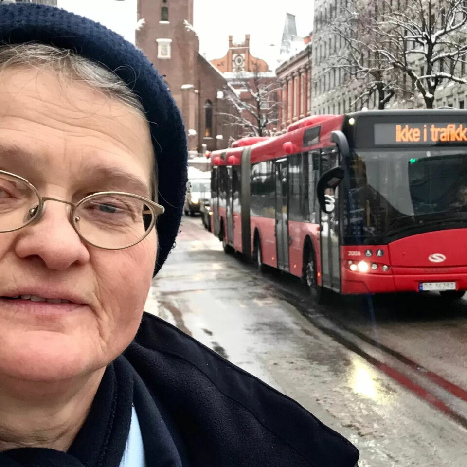 FRYNSEGODER: Bussjåfør og leder i bussklubben i Oslo Sporveiers Arbeiderforening, Marit Sauge, håper skattleggingen av ansattes fribilletter og andre frynsegoder får velgerne til å innse at dagens regjering lar vanlige folk svi, mens rike får skattelettelser. FRYNSEGODER: Bussjåfør og leder i bussklubben i Oslo Sporveiers Arbeiderforening, Marit Sauge, håper skattleggingen av ansattes fribilletter og andre frynsegoder får velgerne til å innse at dagens regjering lar vanlige folk svi, mens rike får skattelettelser.